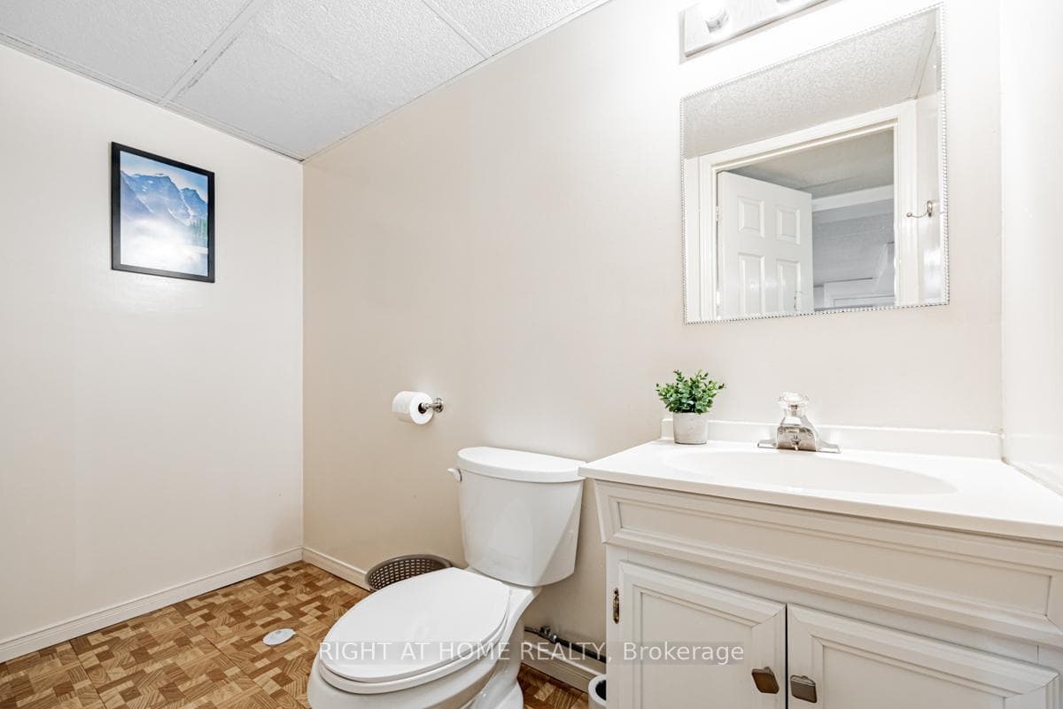 1448 Sandhurst Crescent photo 31