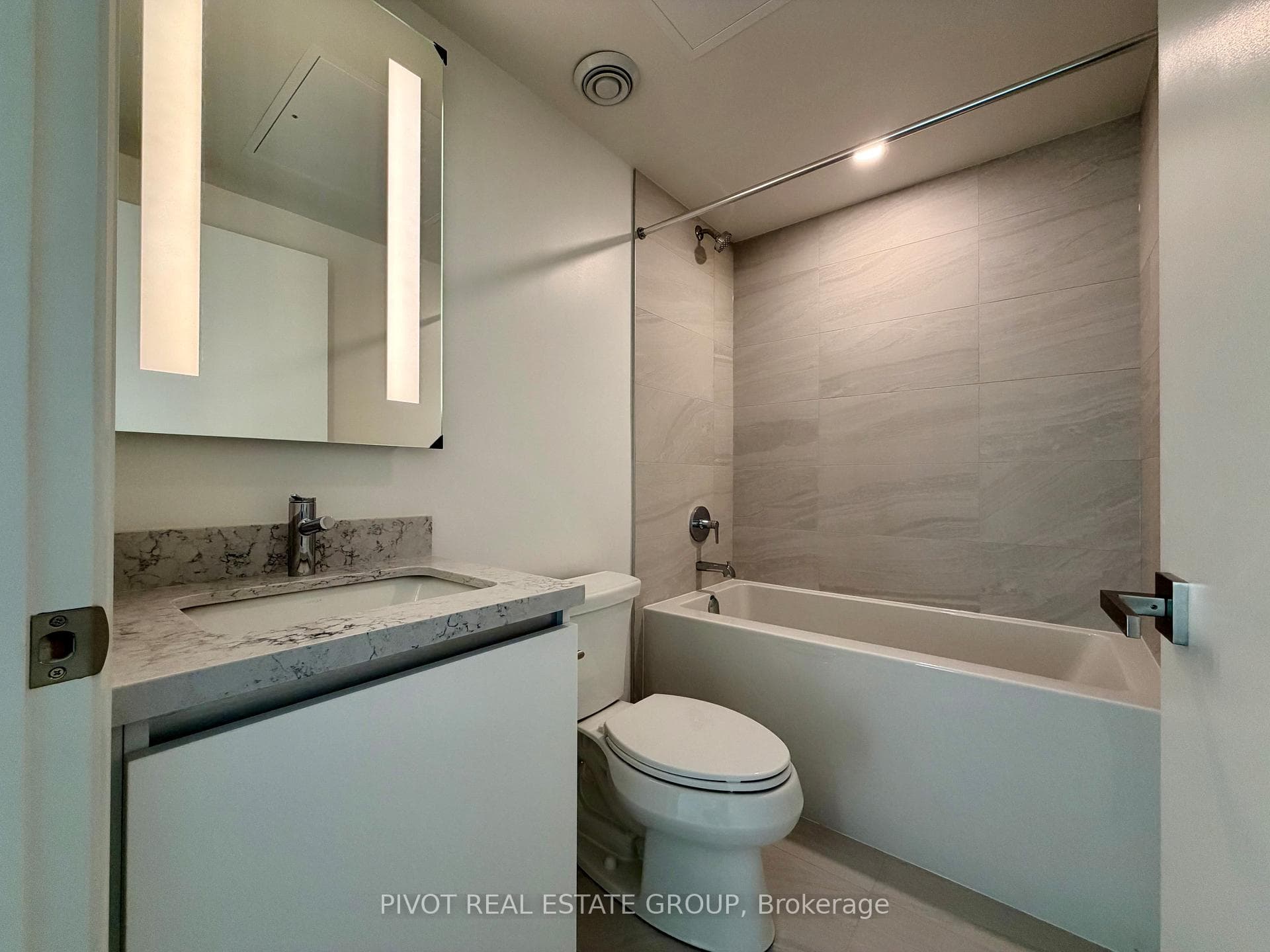 2 Erskine Road Unit 2811 photo 4