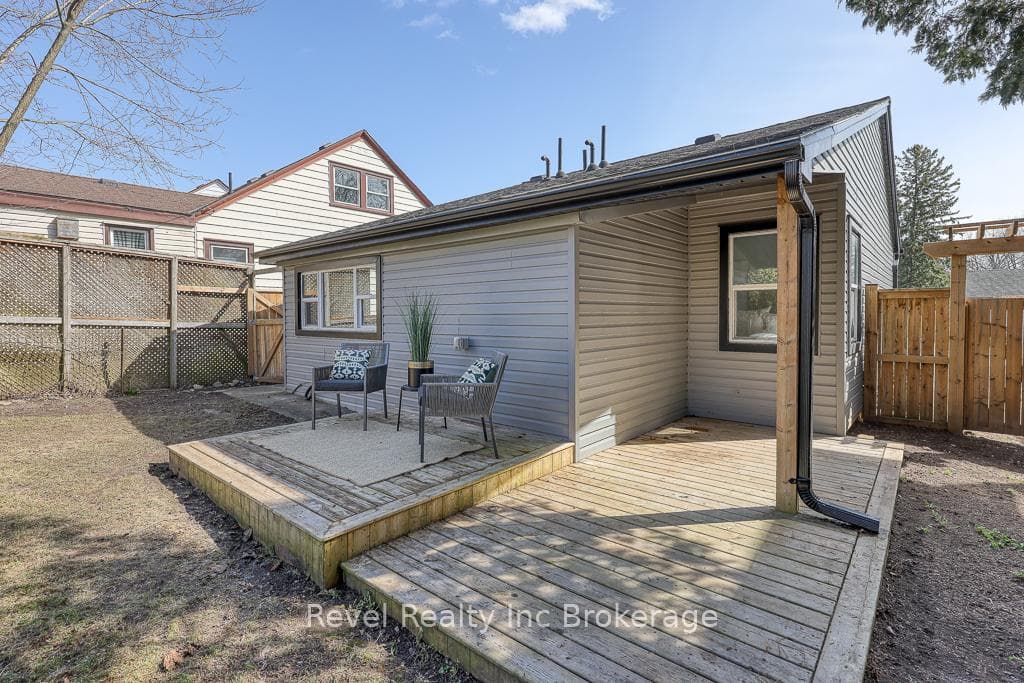 679 Elizabeth Street photo 30