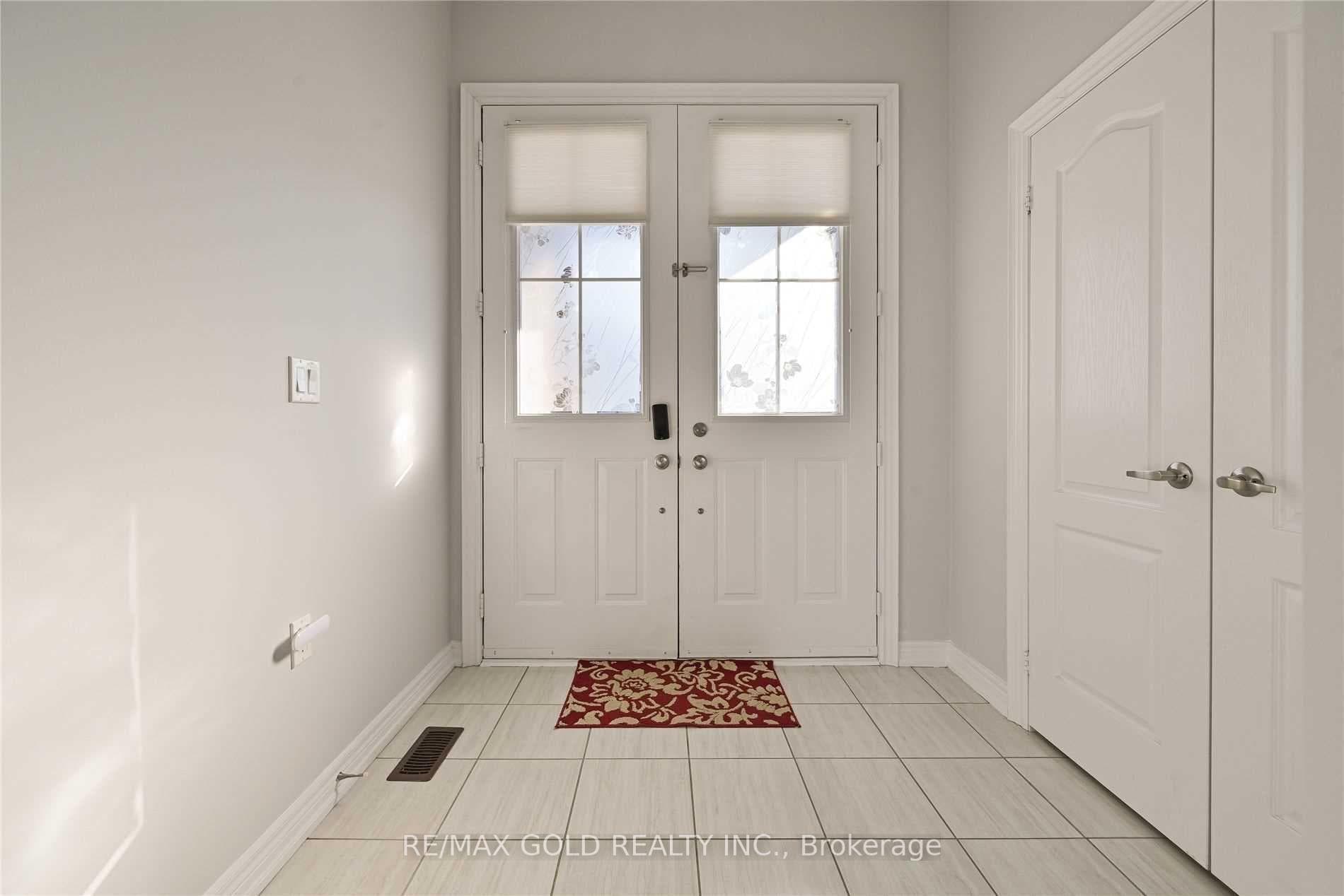 9 FORSYTH Crescent photo 2