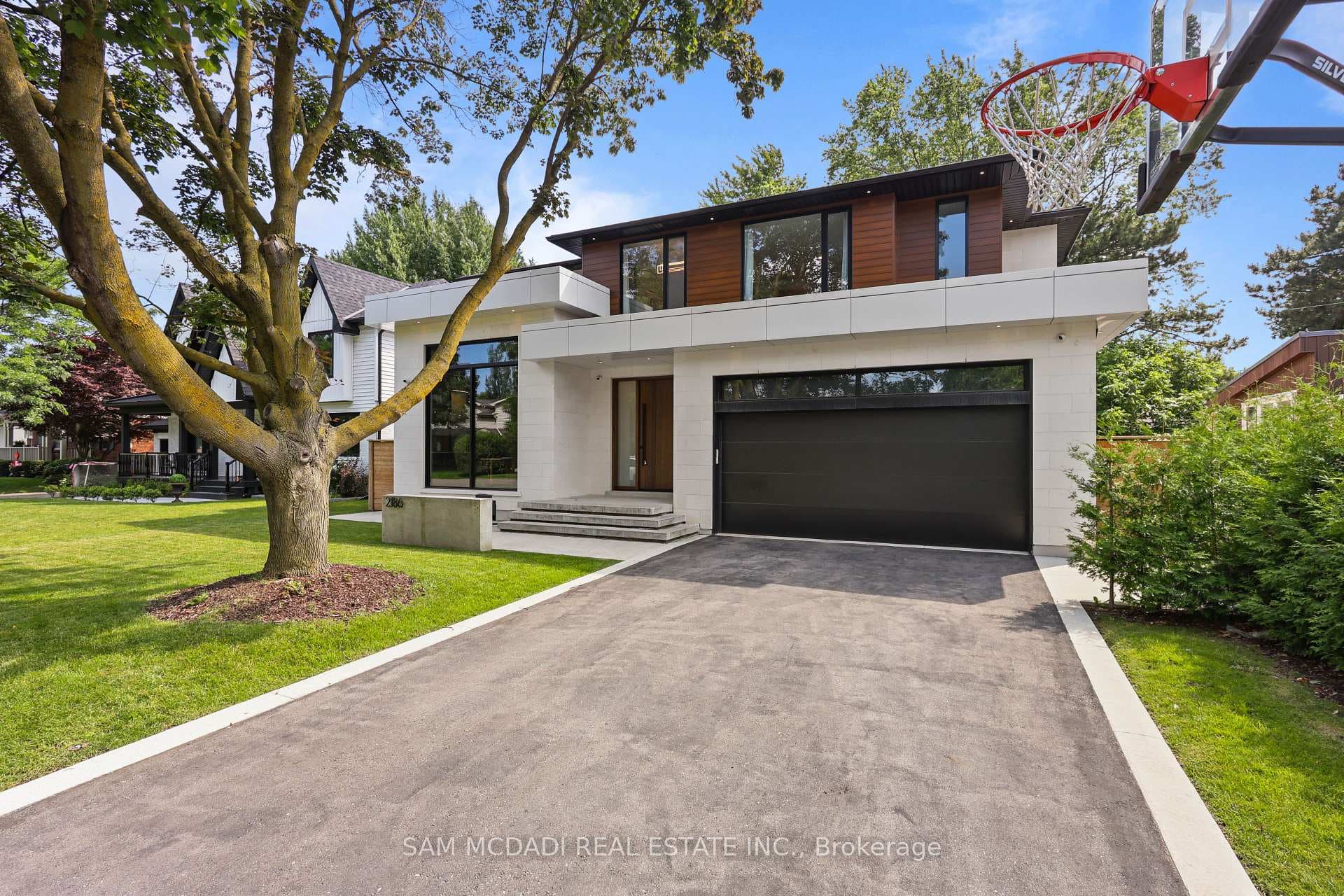 2186 Harcourt Crescent photo 2