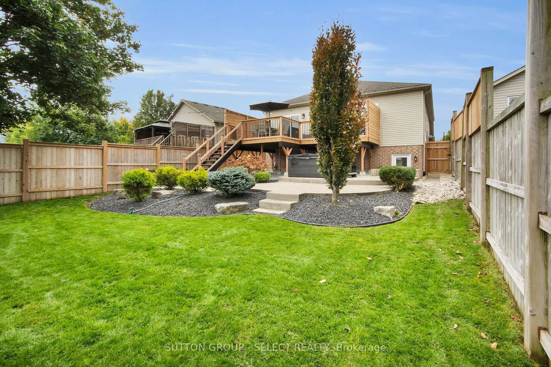 61 WILLOW Crescent photo 32