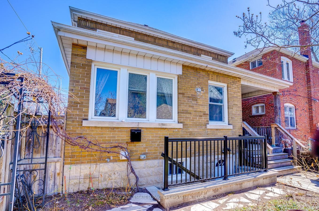 760 Coxwell Avenue Unit Lower photo 4