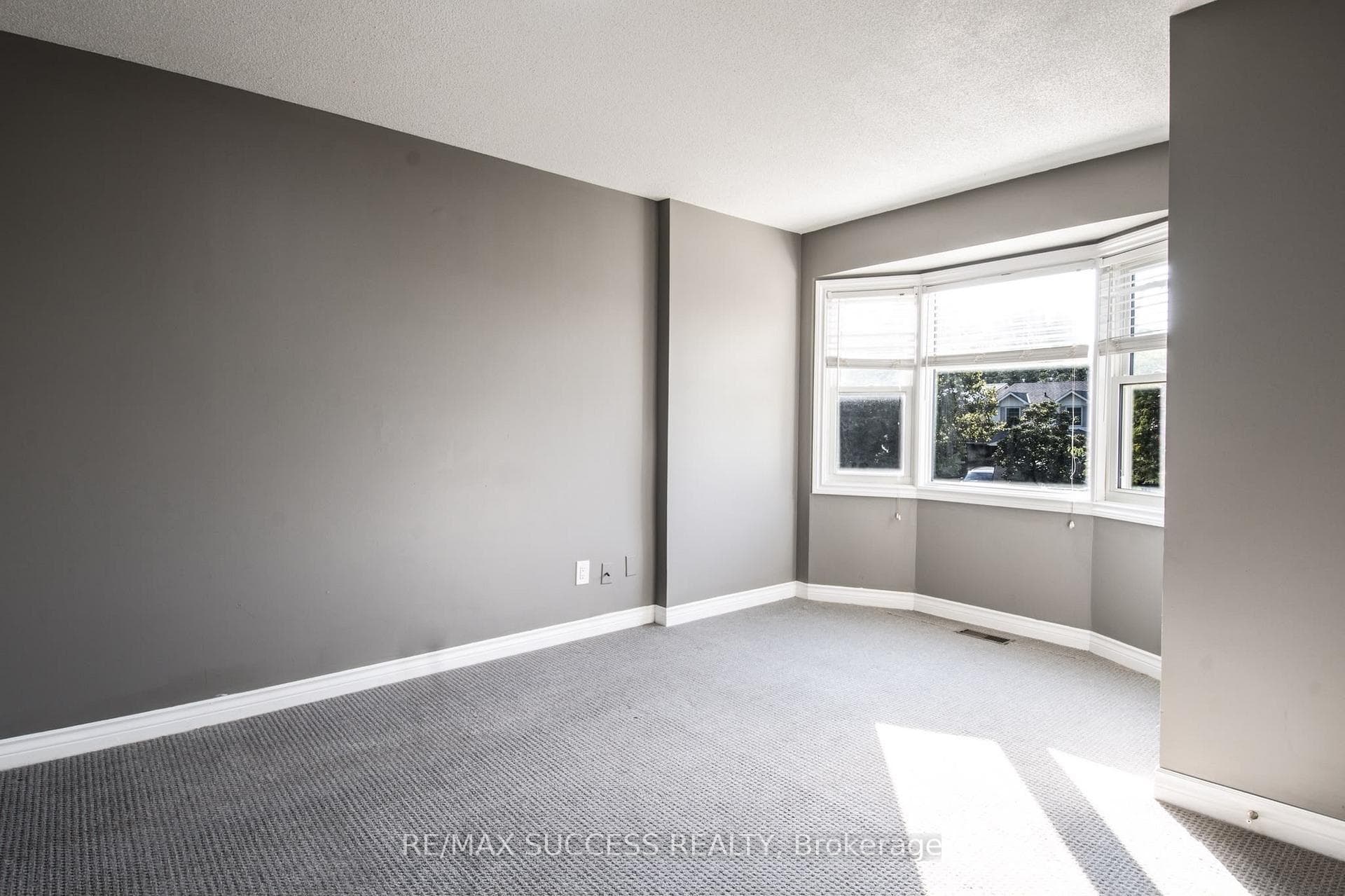 26 Tomahawk Dr, Main, Drive photo 4