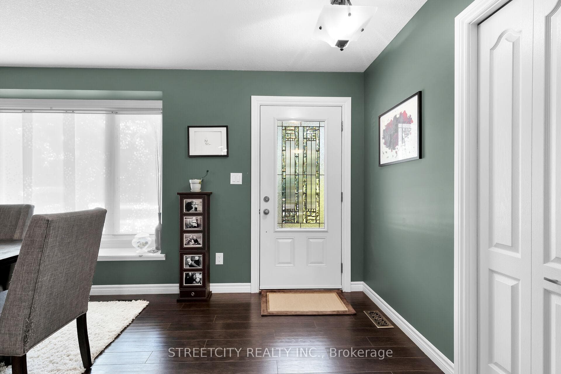667 Grenfell Drive photo 4