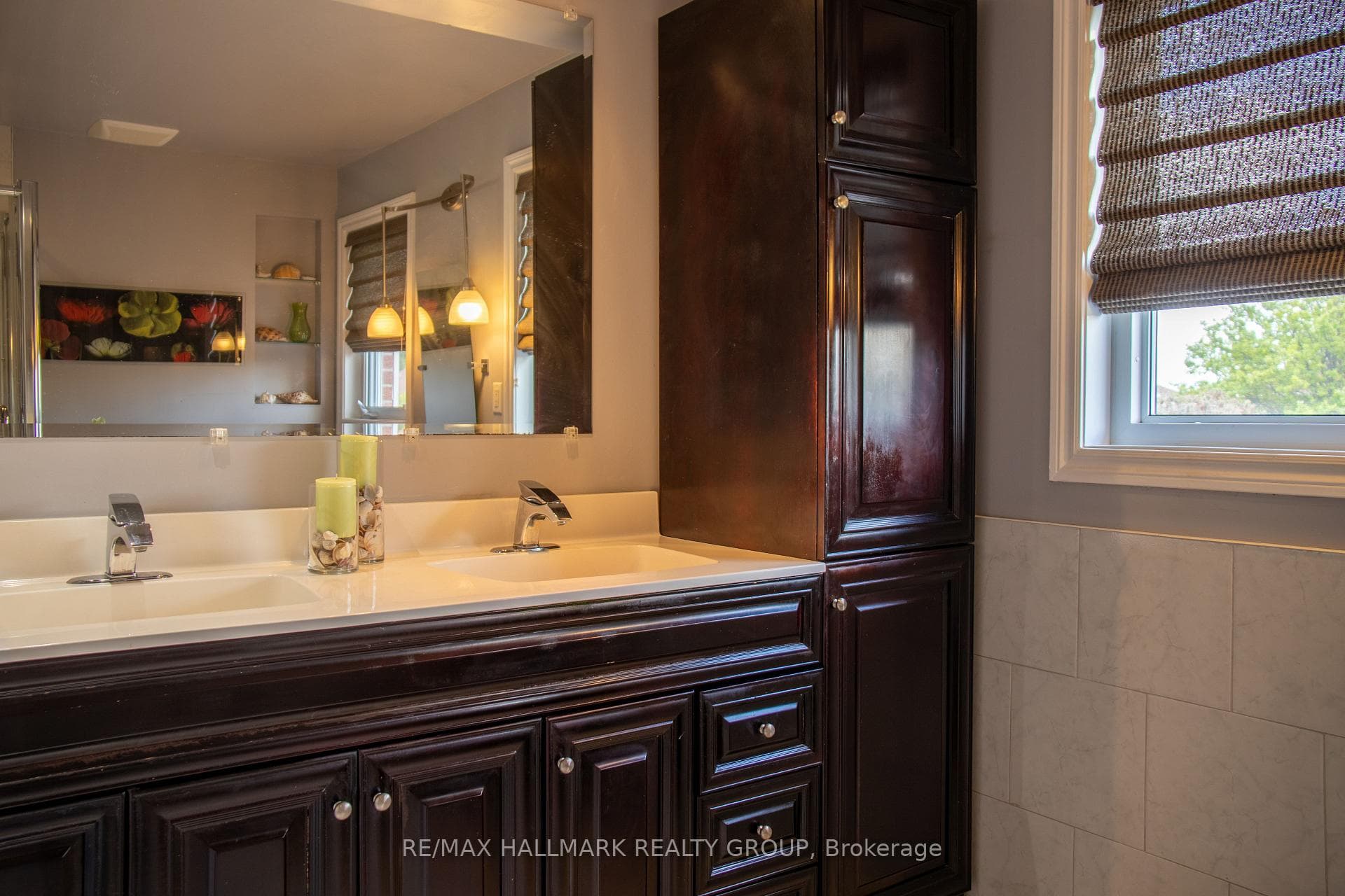 Double vanity ensuite washroom