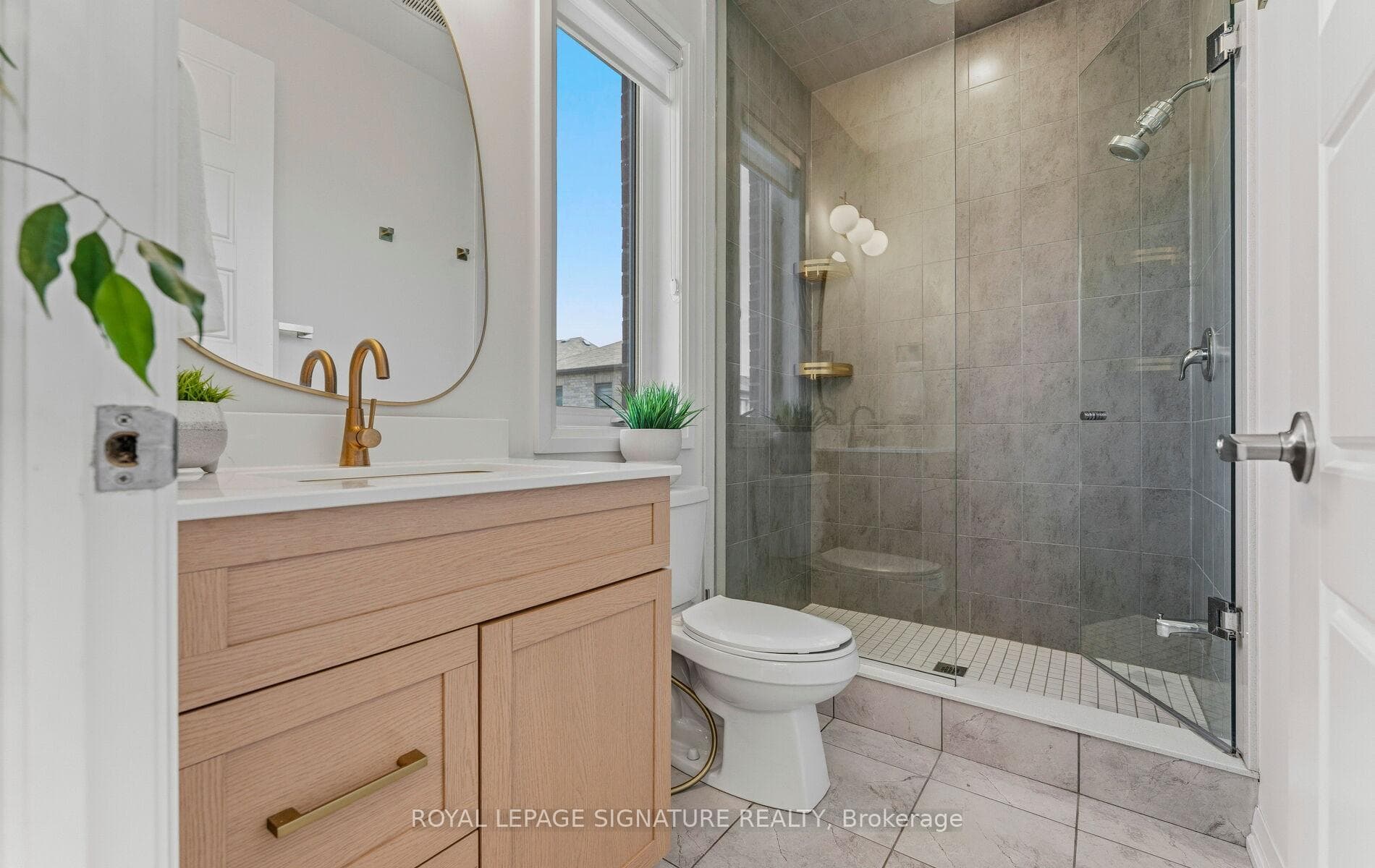 Ensuite Bathroom With Upgraded Finishes