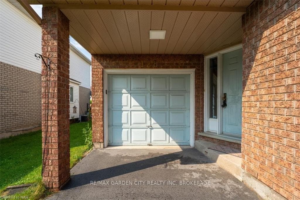 128 DEVINE Crescent photo 5