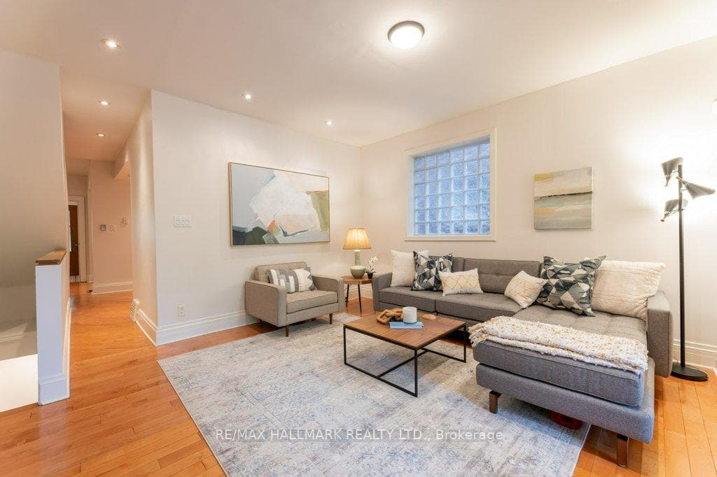 695 Carlaw Avenue photo 11