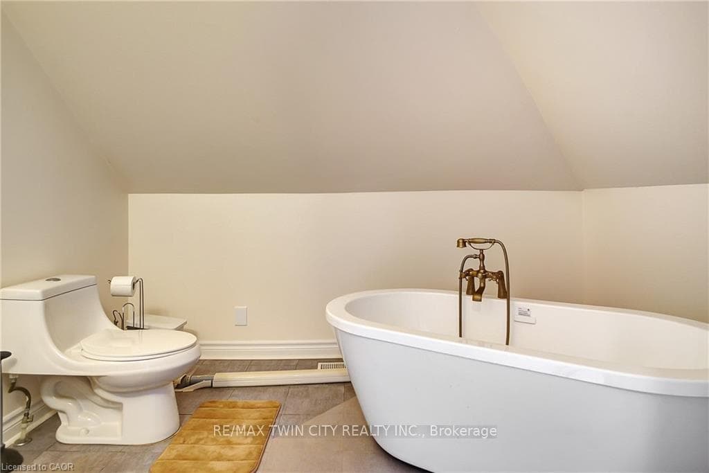 Bathroom 2nd floor - tub is NOT connected