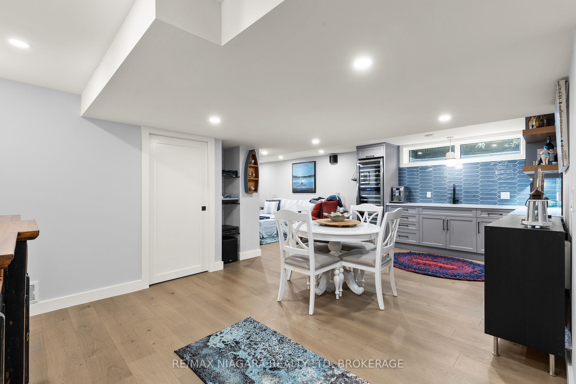 3886 GLENVIEW Drive photo 28