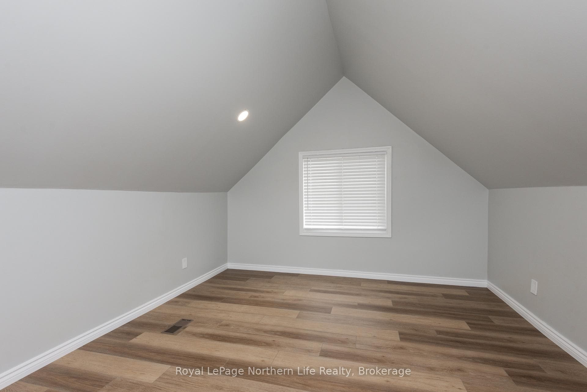 781 Brydges Street photo 33