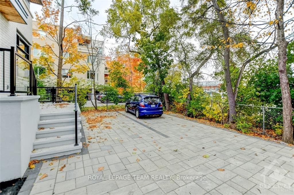 415 TWEEDSMUIR Avenue Unit A photo 21