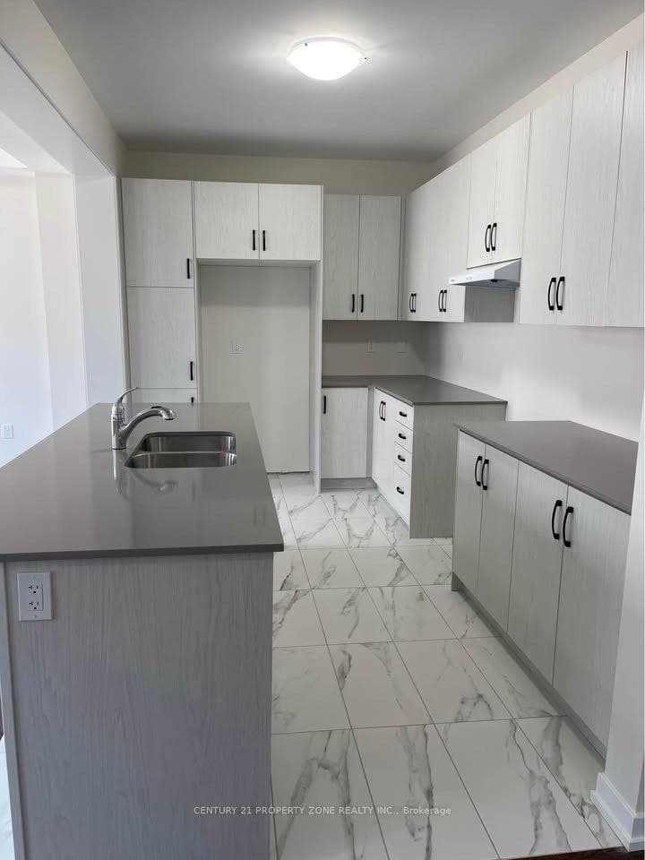 15 Stanley Leitch Drive photo 3