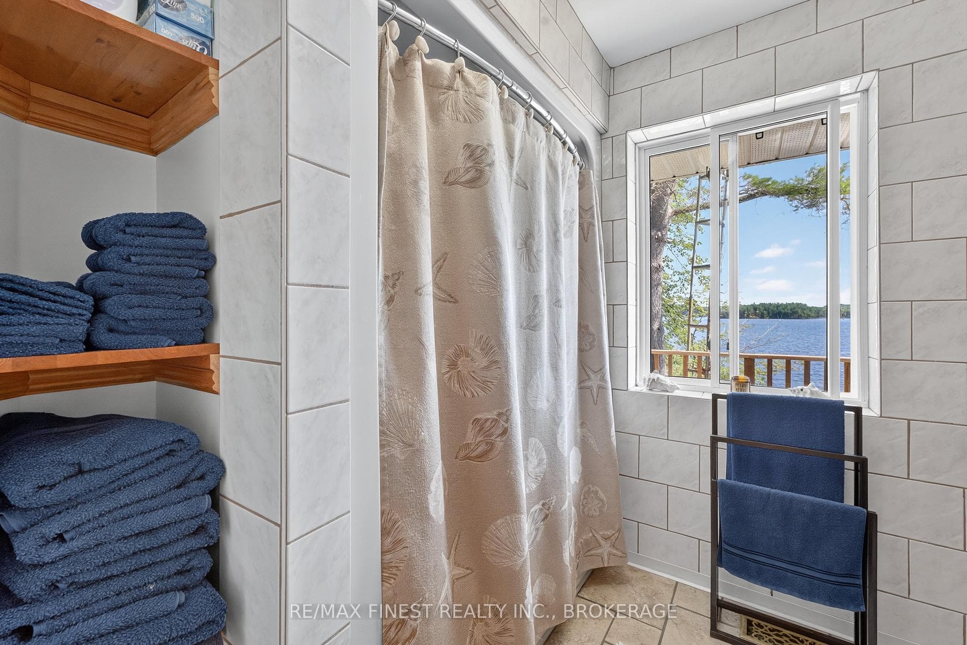 1076 Chester Lane photo 14