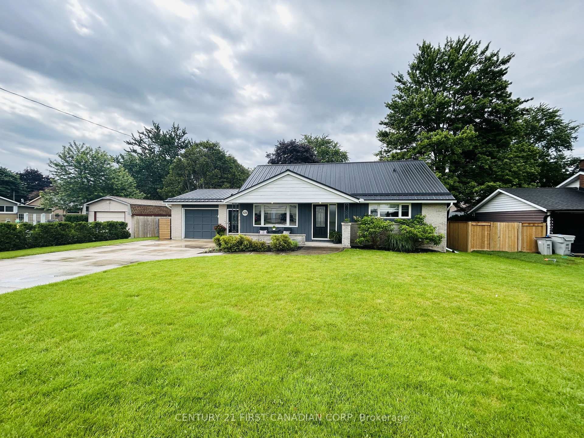 121 WELLINGTON Street photo 1