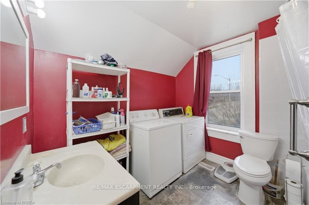 upper bath/laundry