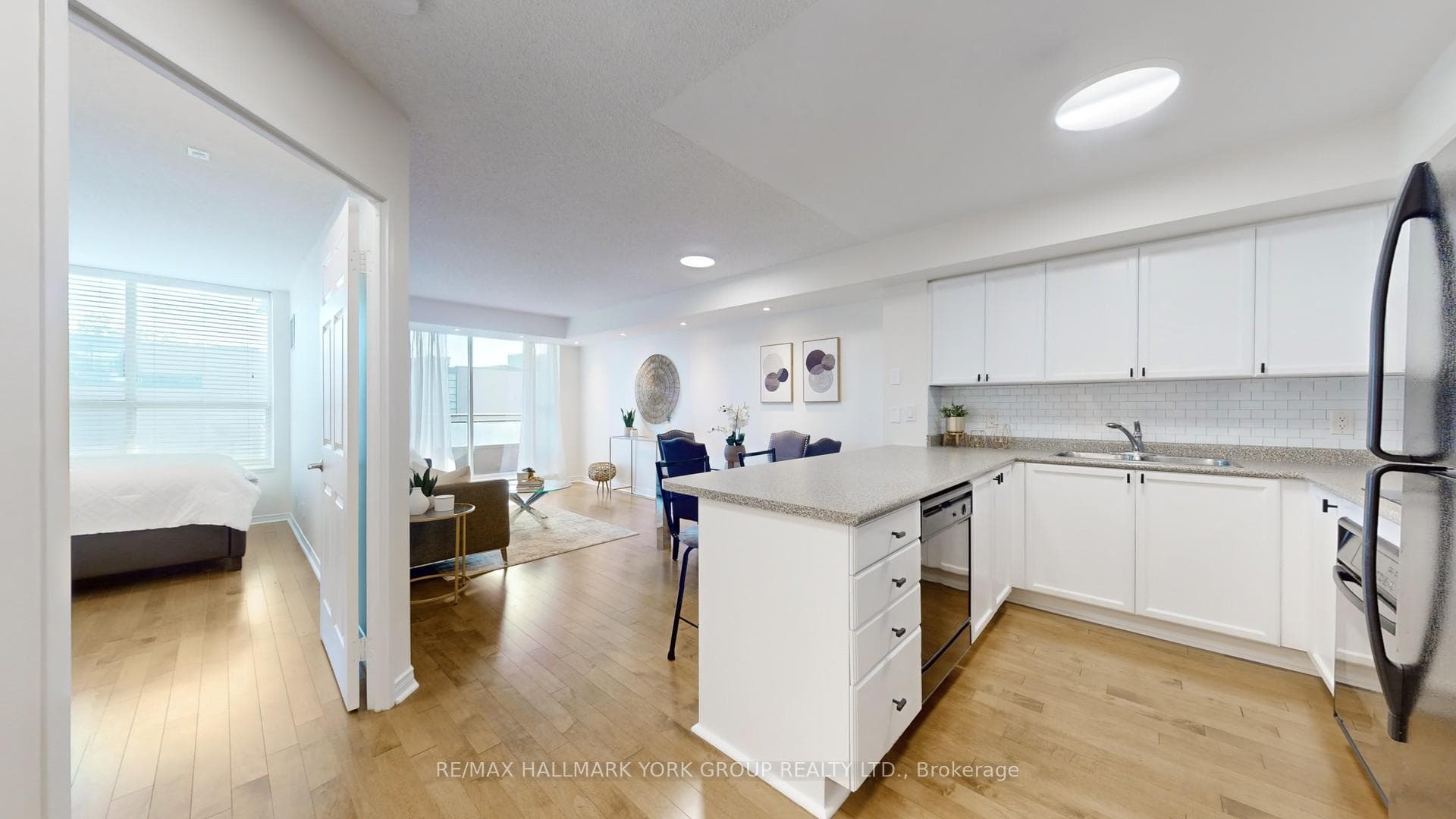 245 Davisville Avenue Unit 512 photo 2