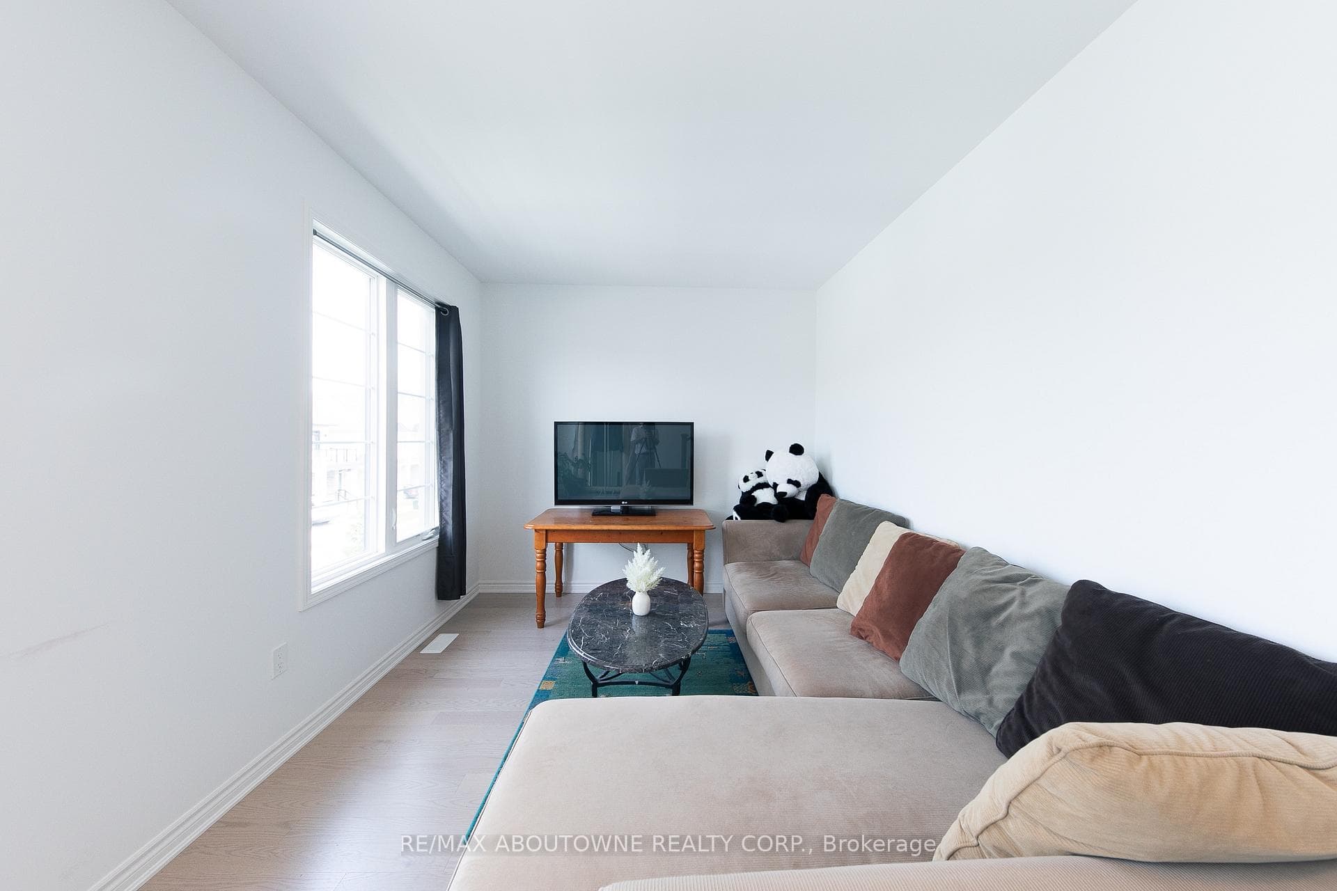 3040 Bramall Gardens photo 16