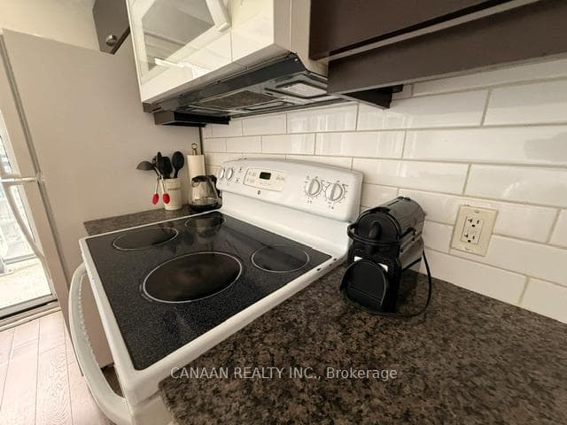 30 Meadowglen Place Unit 602 photo 11
