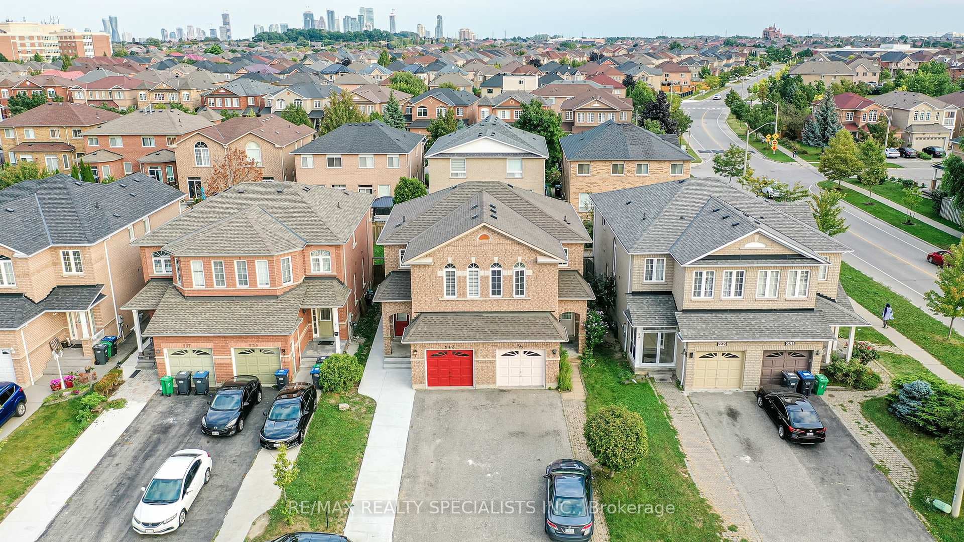 943 Khan Crescent photo 1