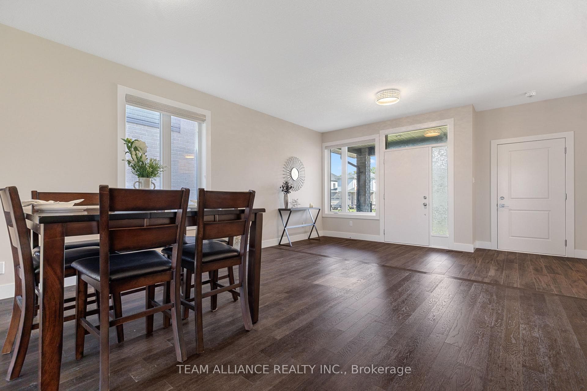 533 SOPHIA Crescent photo 6