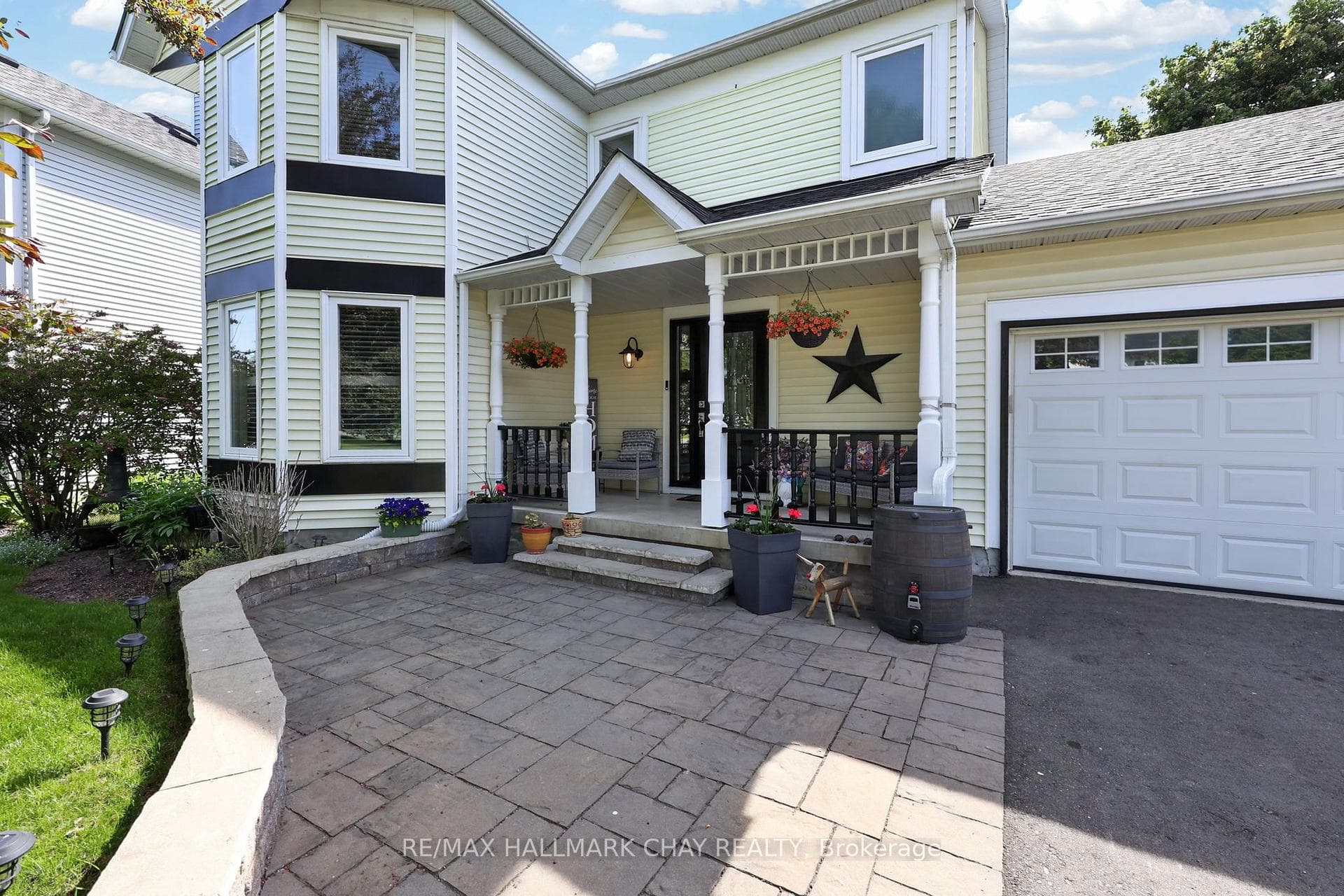 1885 Applewood Avenue photo 4