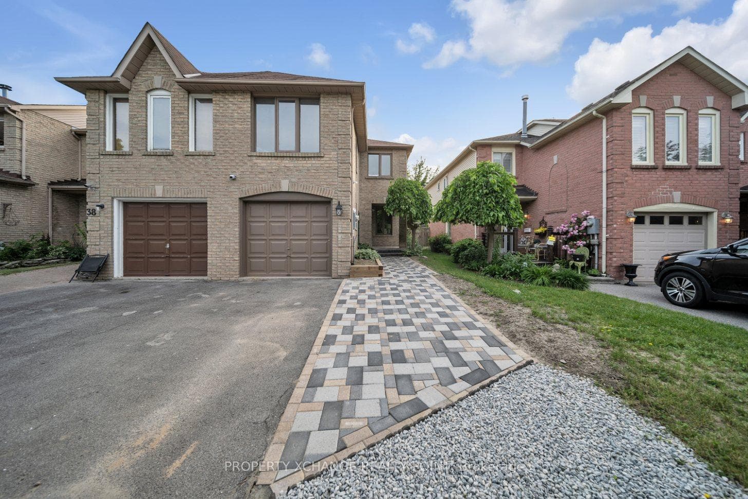 40 Pinebrook Crescent photo 1
