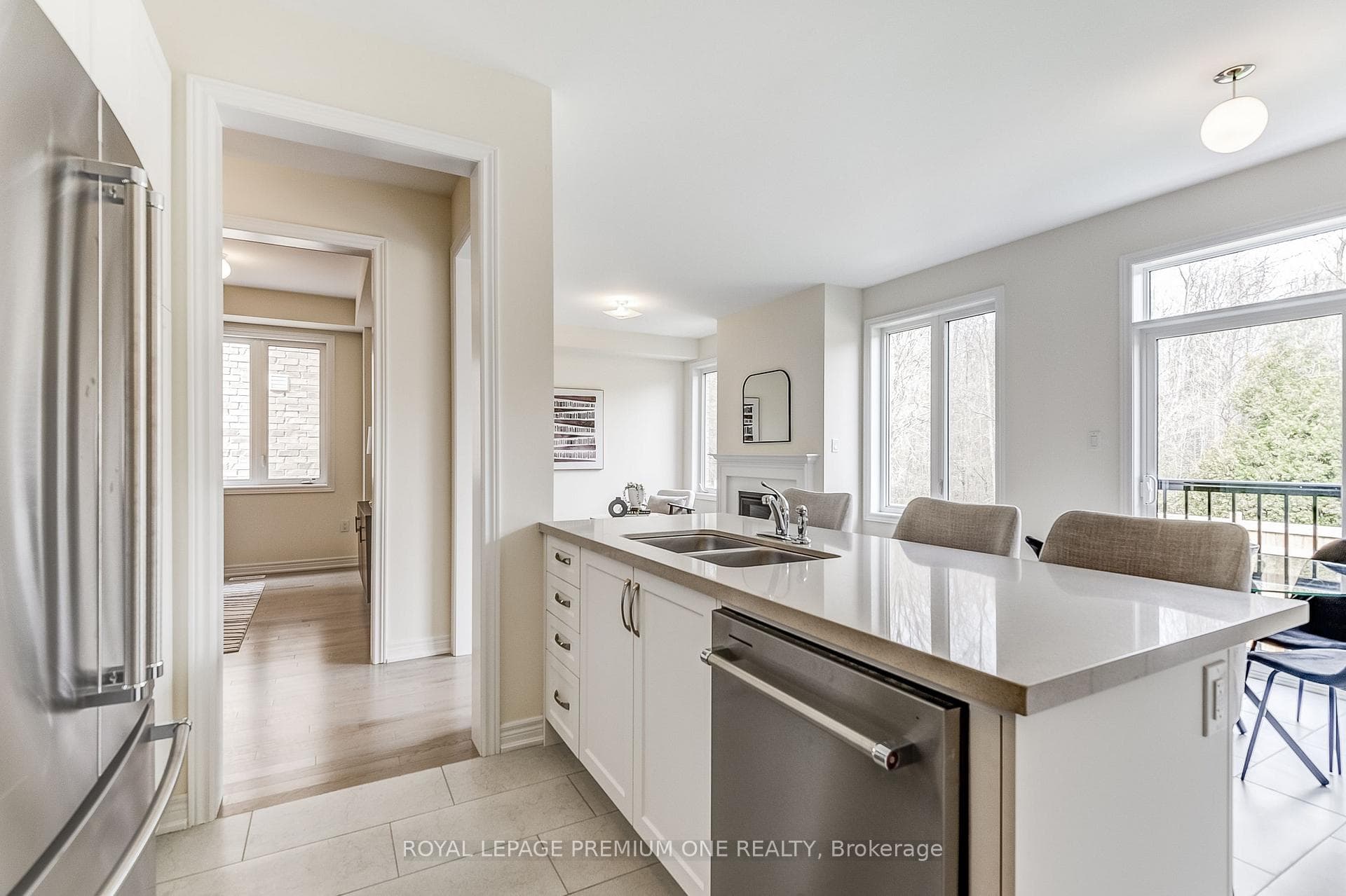 468 Black Cherry Crescent photo 12