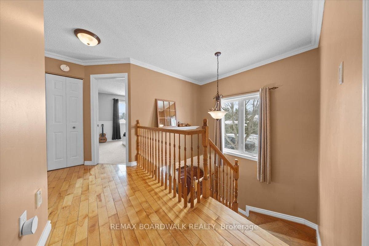 2285 Cecile Crescent photo 22