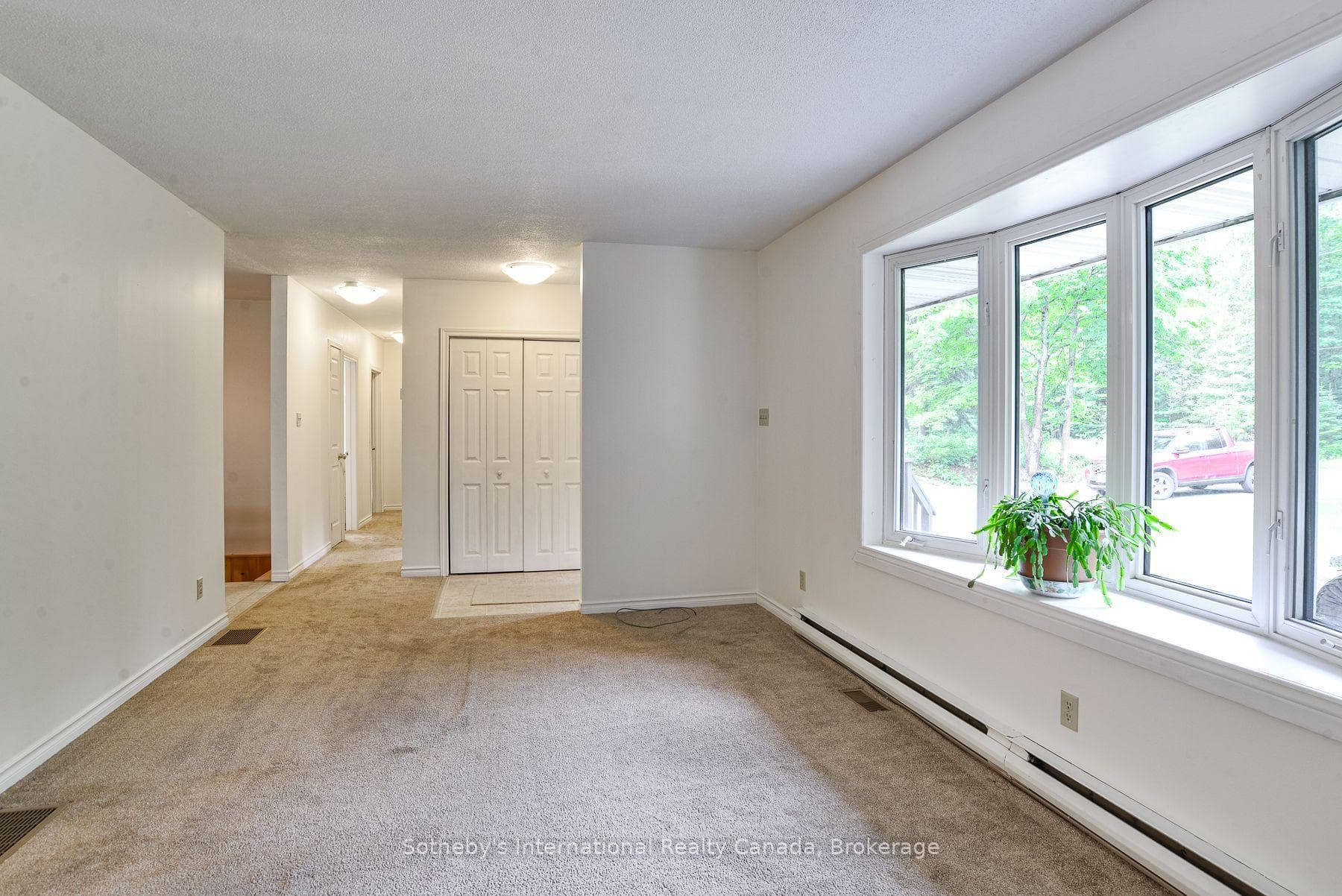 1048 Old Falkenburg Road photo 5