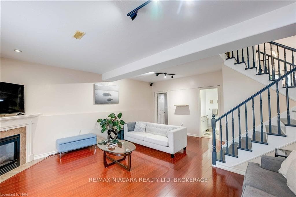 8150 BARRETT Crescent photo 27