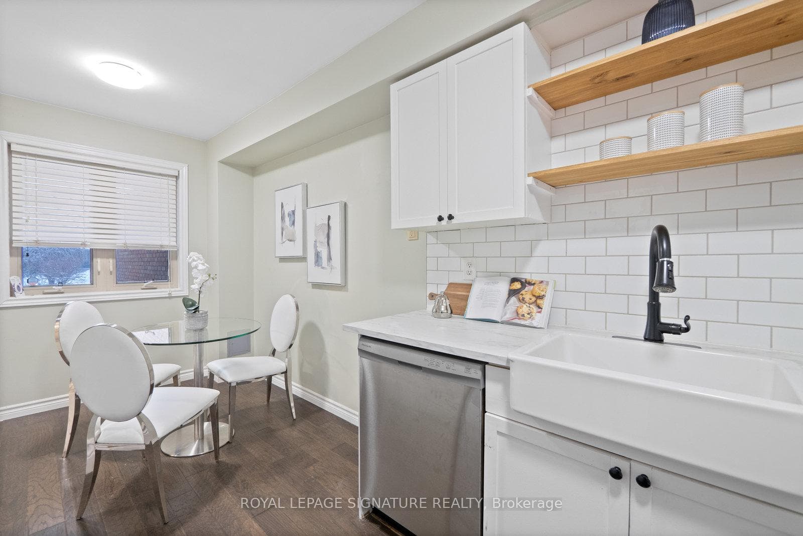 1374 Treeland Street photo 9
