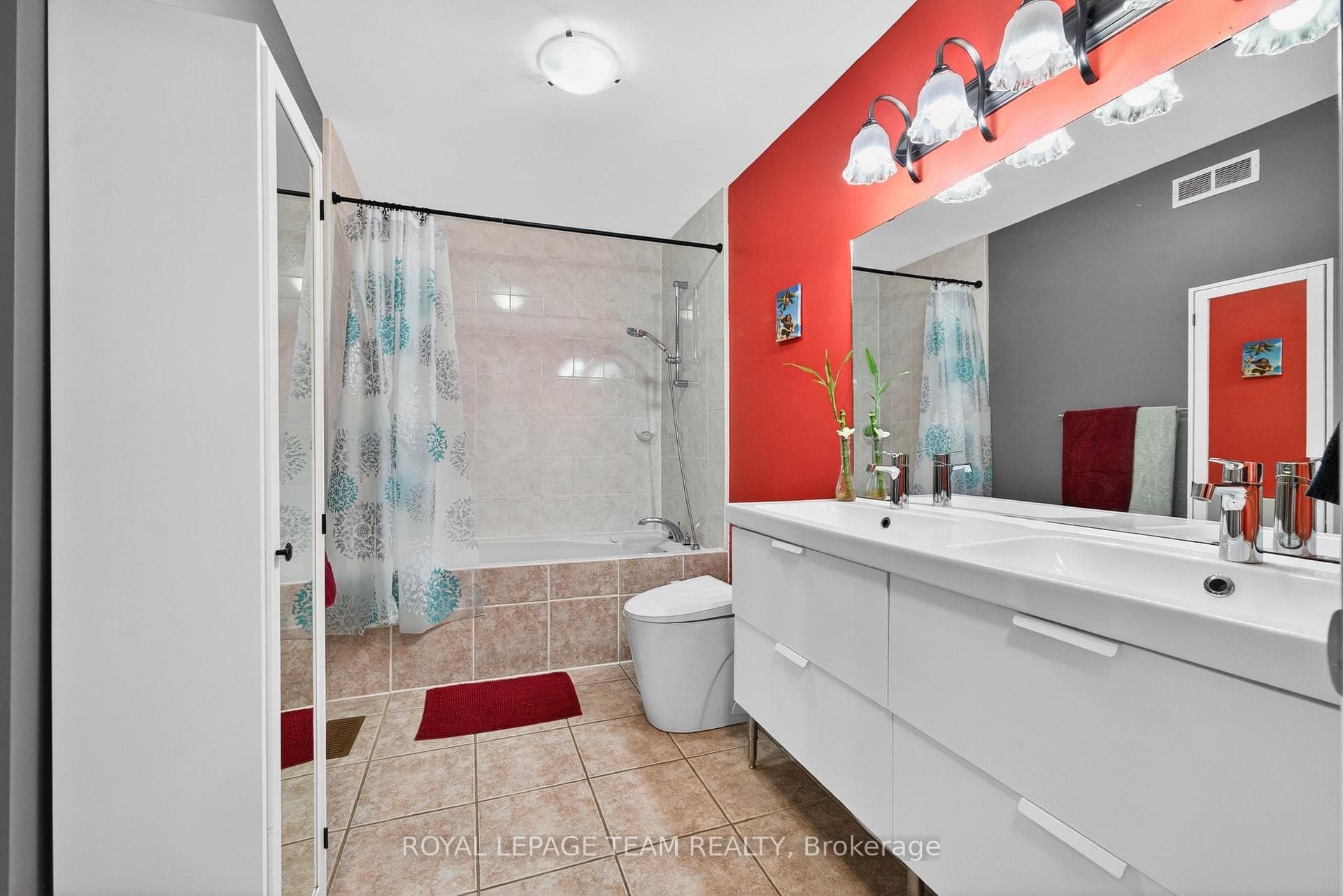 double sinks in main bath