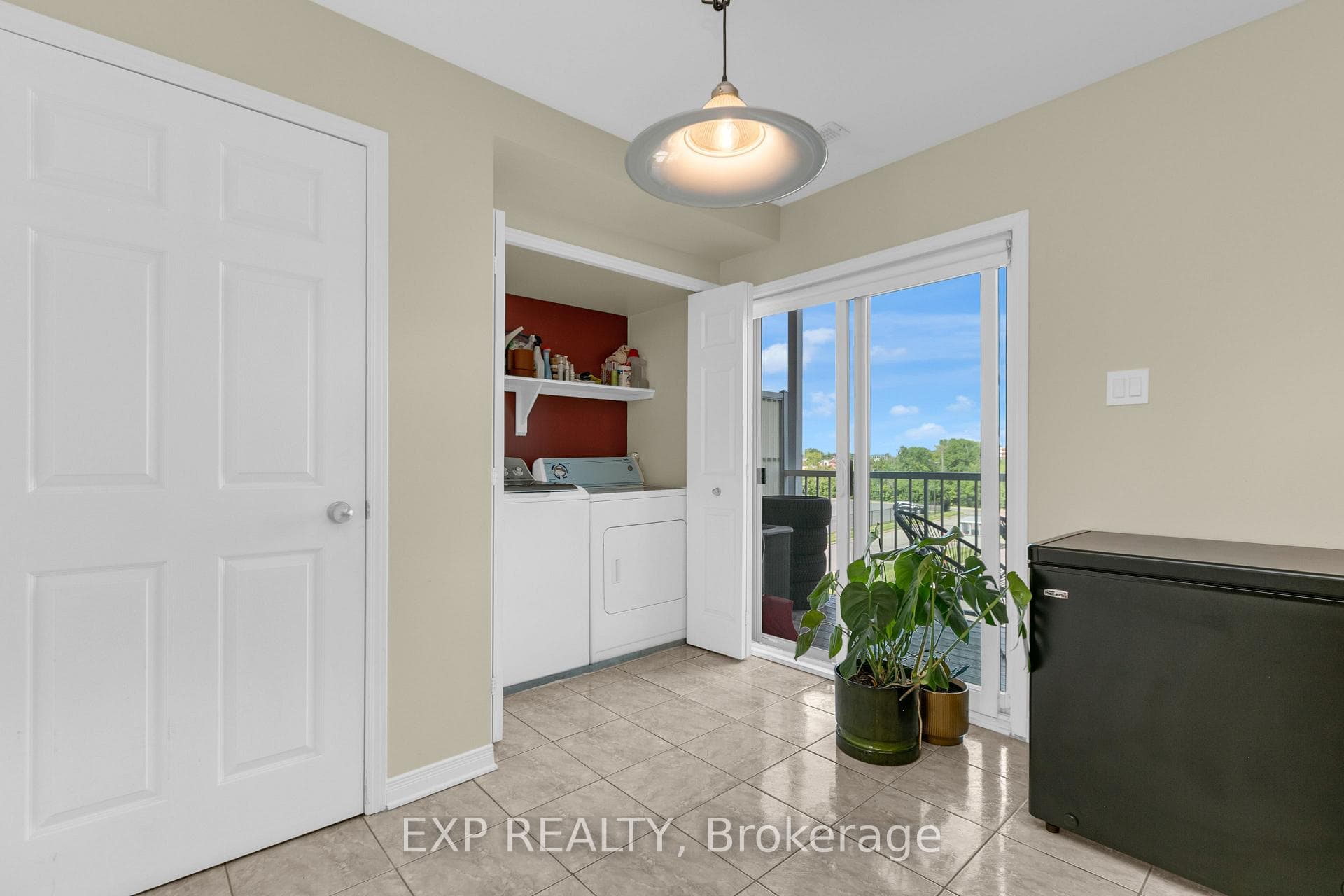 555 REARDON Private photo 24