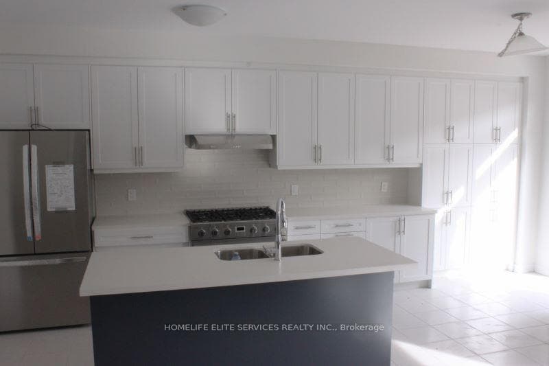 1067 Dyas Avenue photo 3