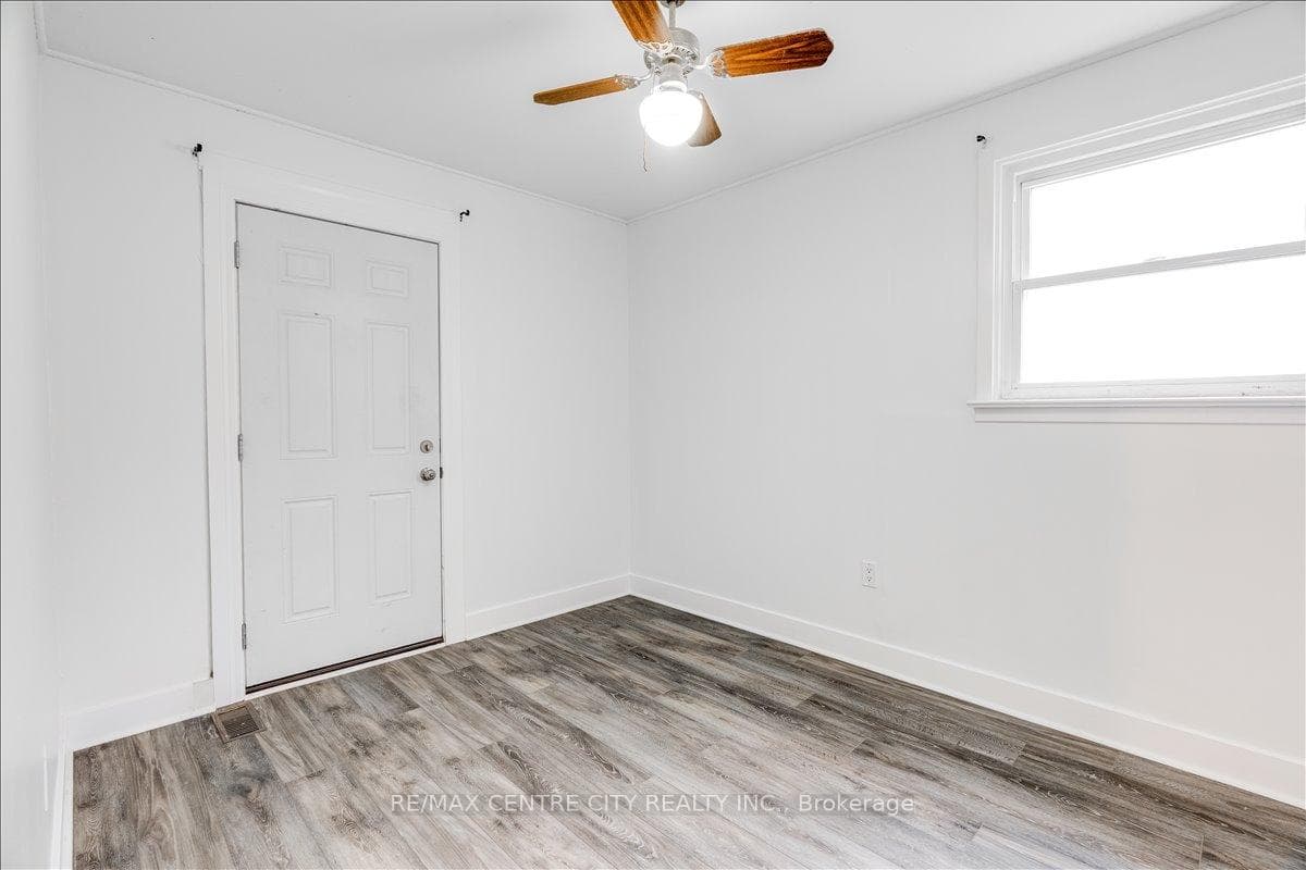 549 Victoria Street photo 16