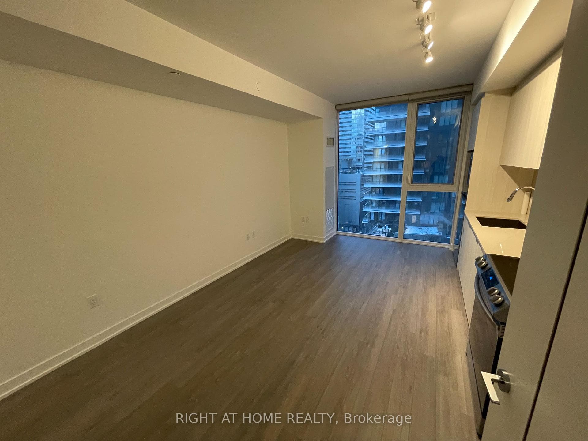 357 King Street Unit 1105 photo 16