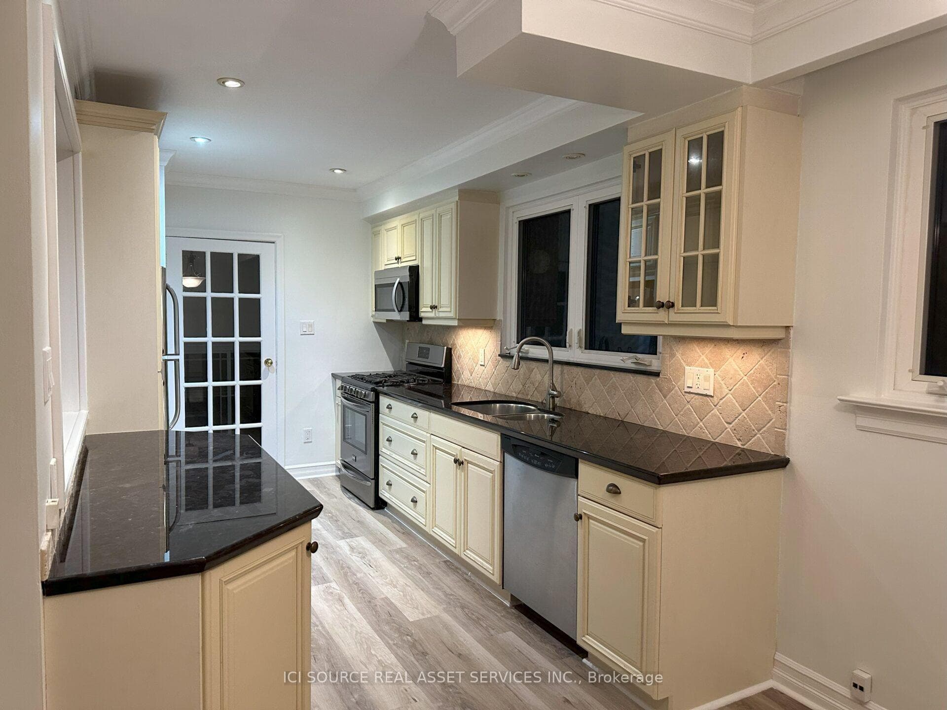 570 Wingrove Crescent photo 7