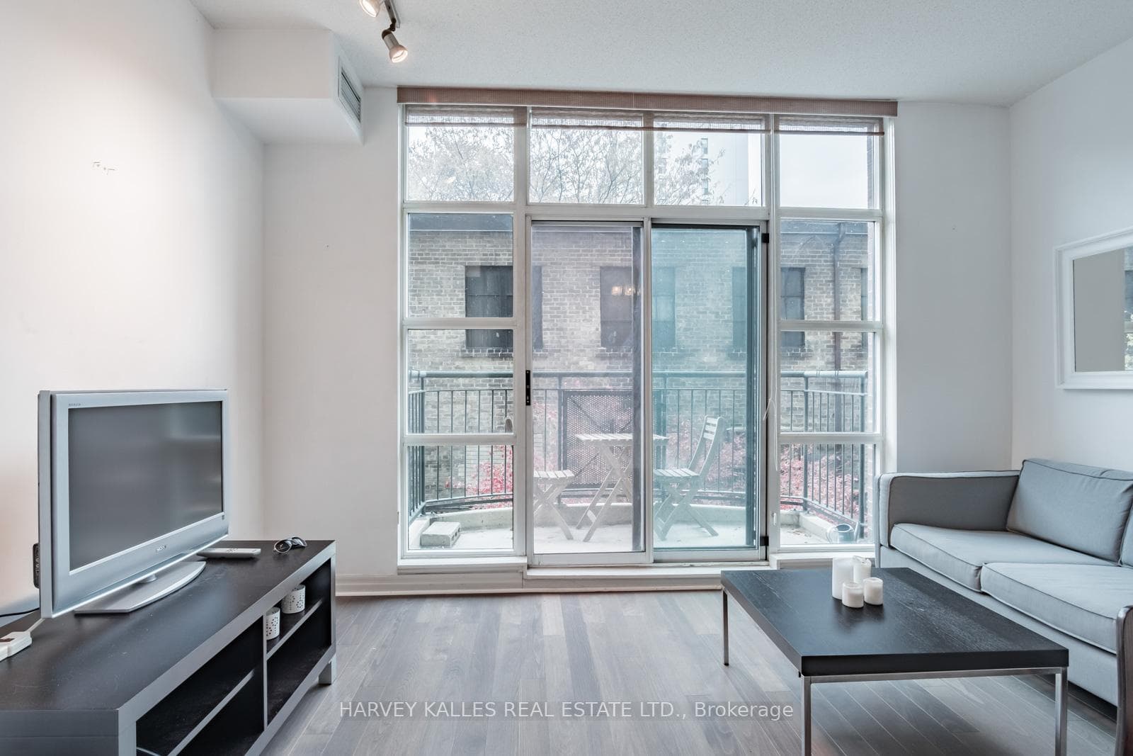 901 Queen Street Unit 204 photo 3
