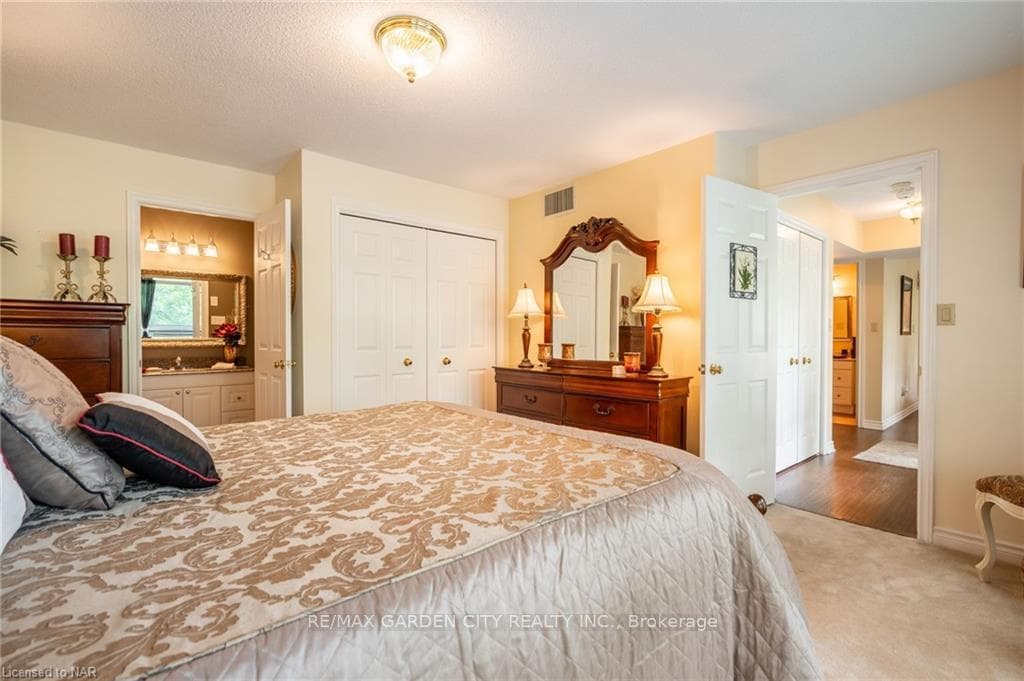 244 Lakeshore Road Unit 406 photo 24