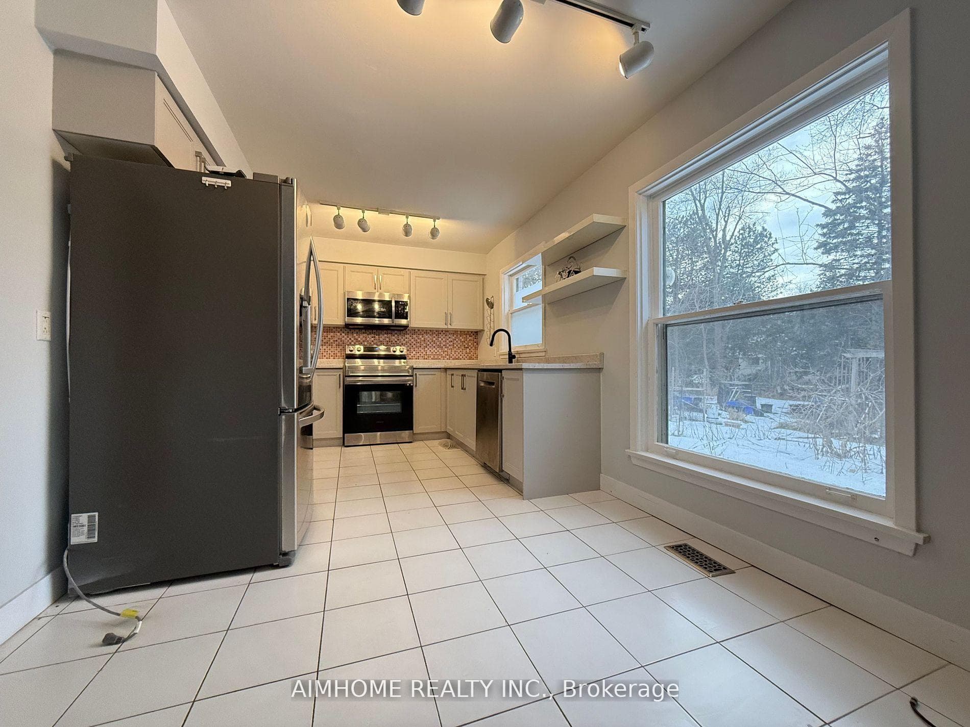 338 Steeles Avenue photo 6