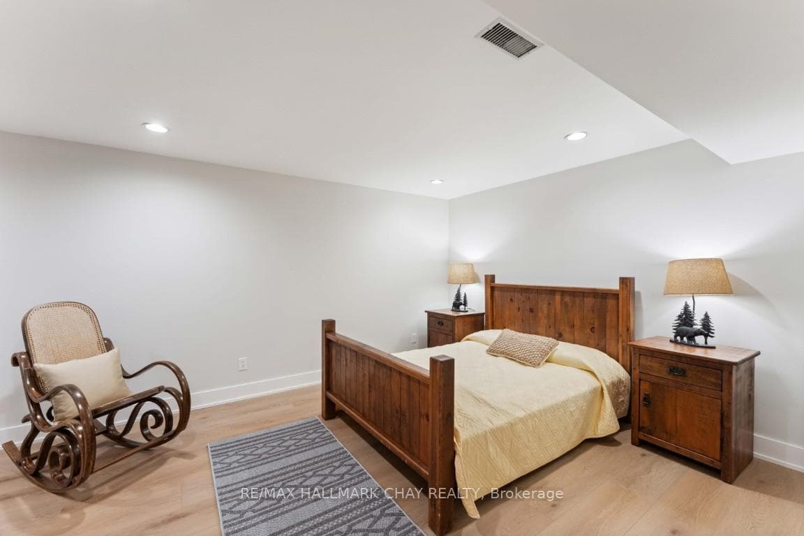 18 Lawrence Avenue photo 22