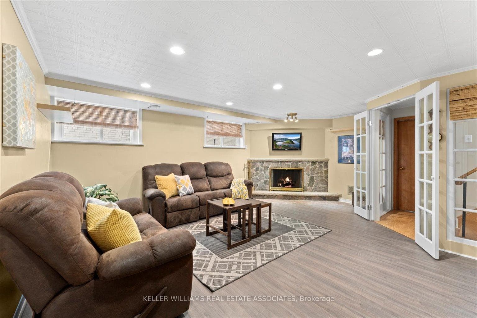 982 Streamway Crescent photo 30