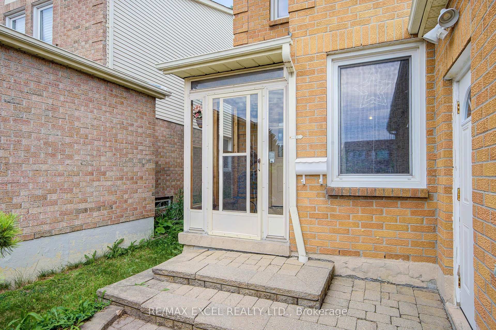 74 Holmbush Crescent photo 4