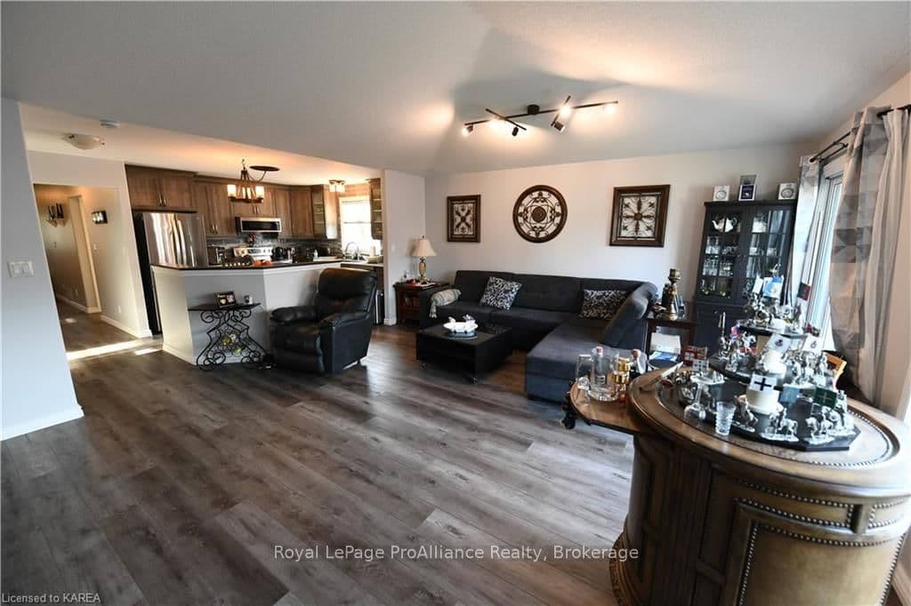 63 ELLESMEER Avenue photo 4