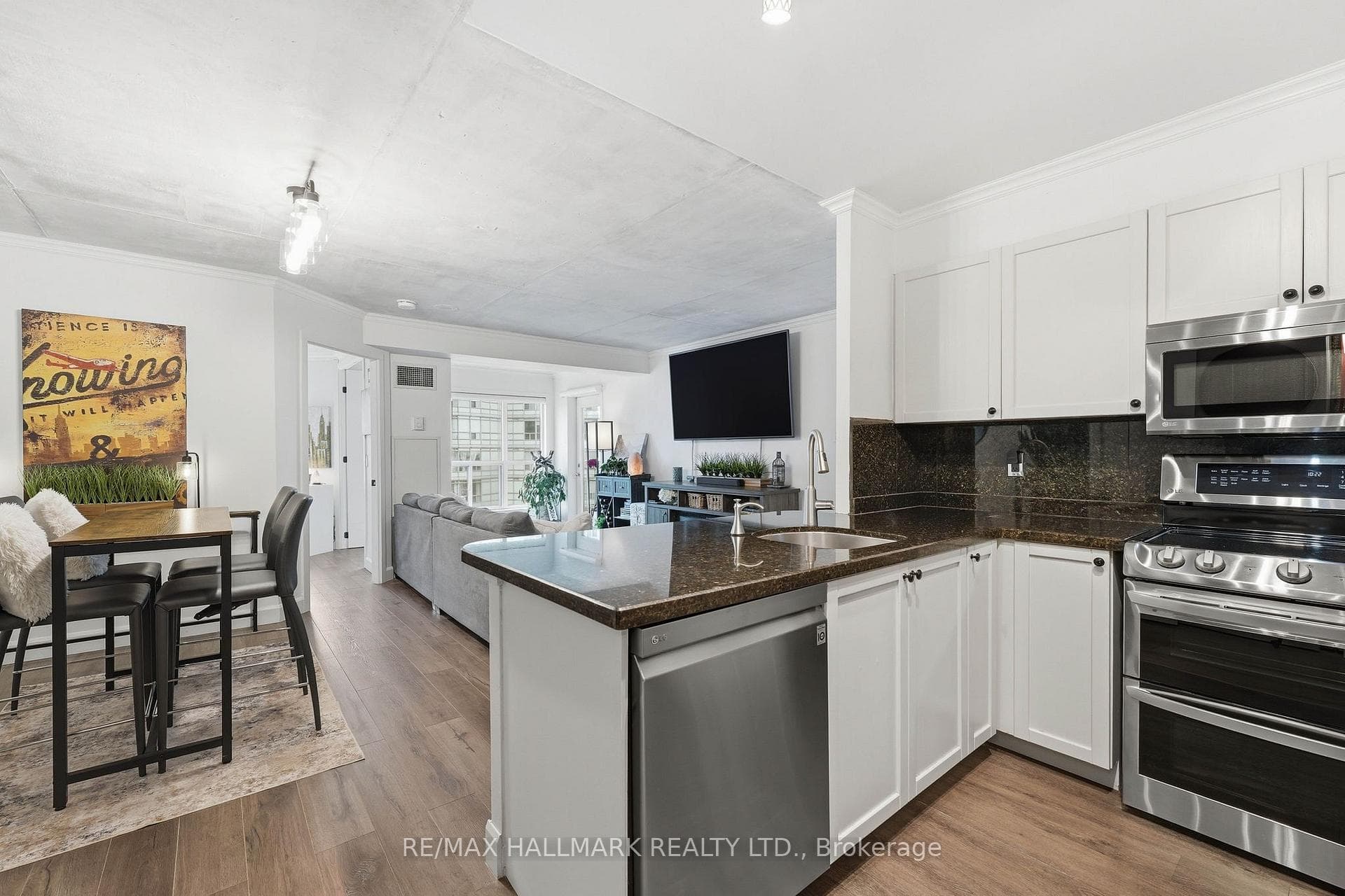 600 Queens Quay Unit 705 photo 6