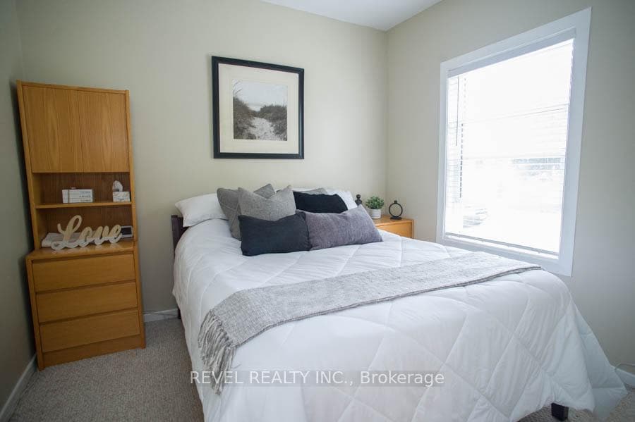44 Strathcona Avenue photo 13