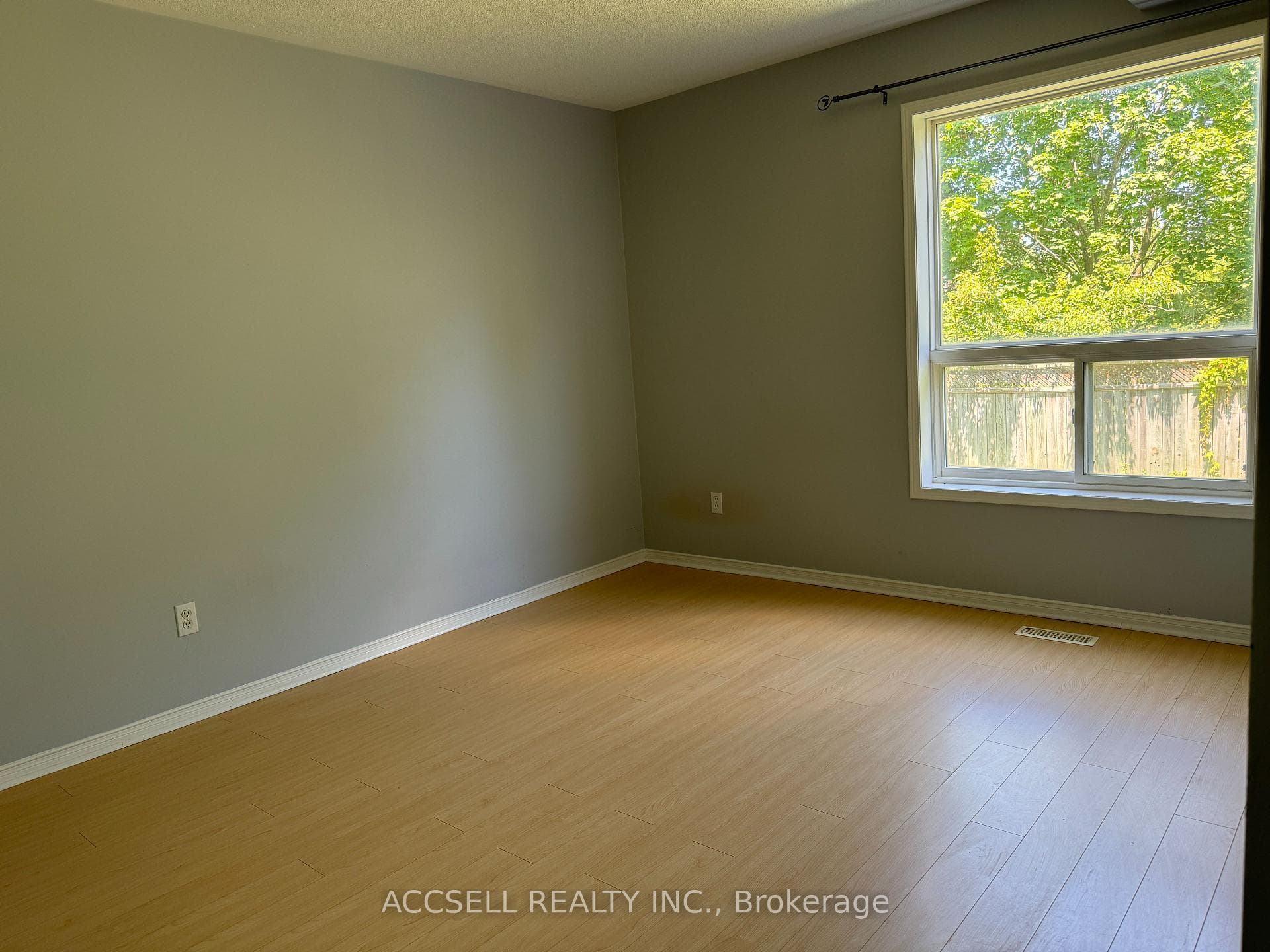 34 Victorway Drive Unit Upper photo 4