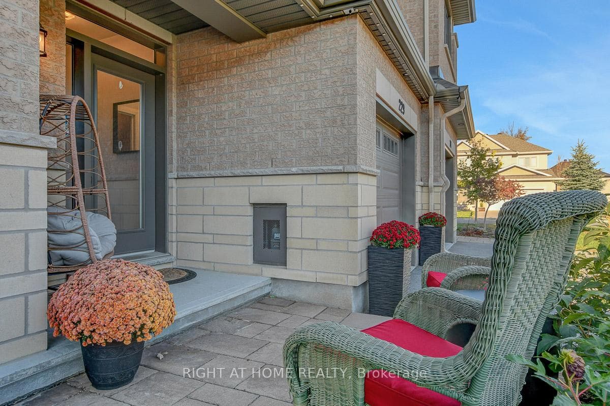 229 Purchase Crescent photo 3